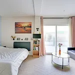 Bright And Quiet Studio In Paris